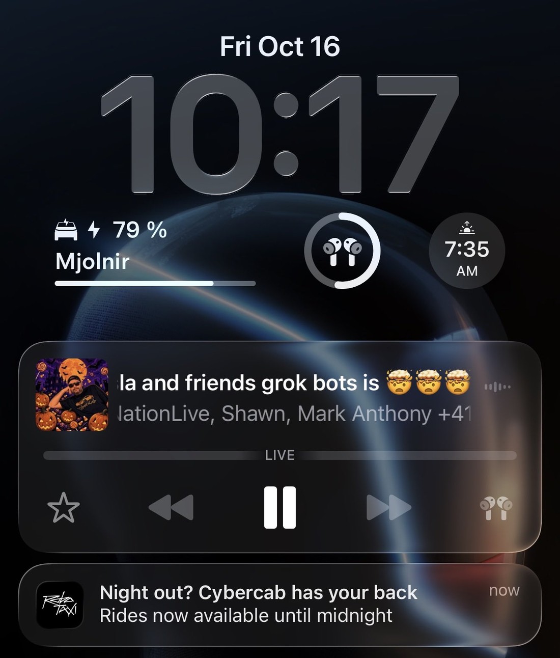 The Robotaxi app alert on a rider's lock screen at 10:17 p.m. on Friday, 16 October. Screenshot via @XanderSky / X