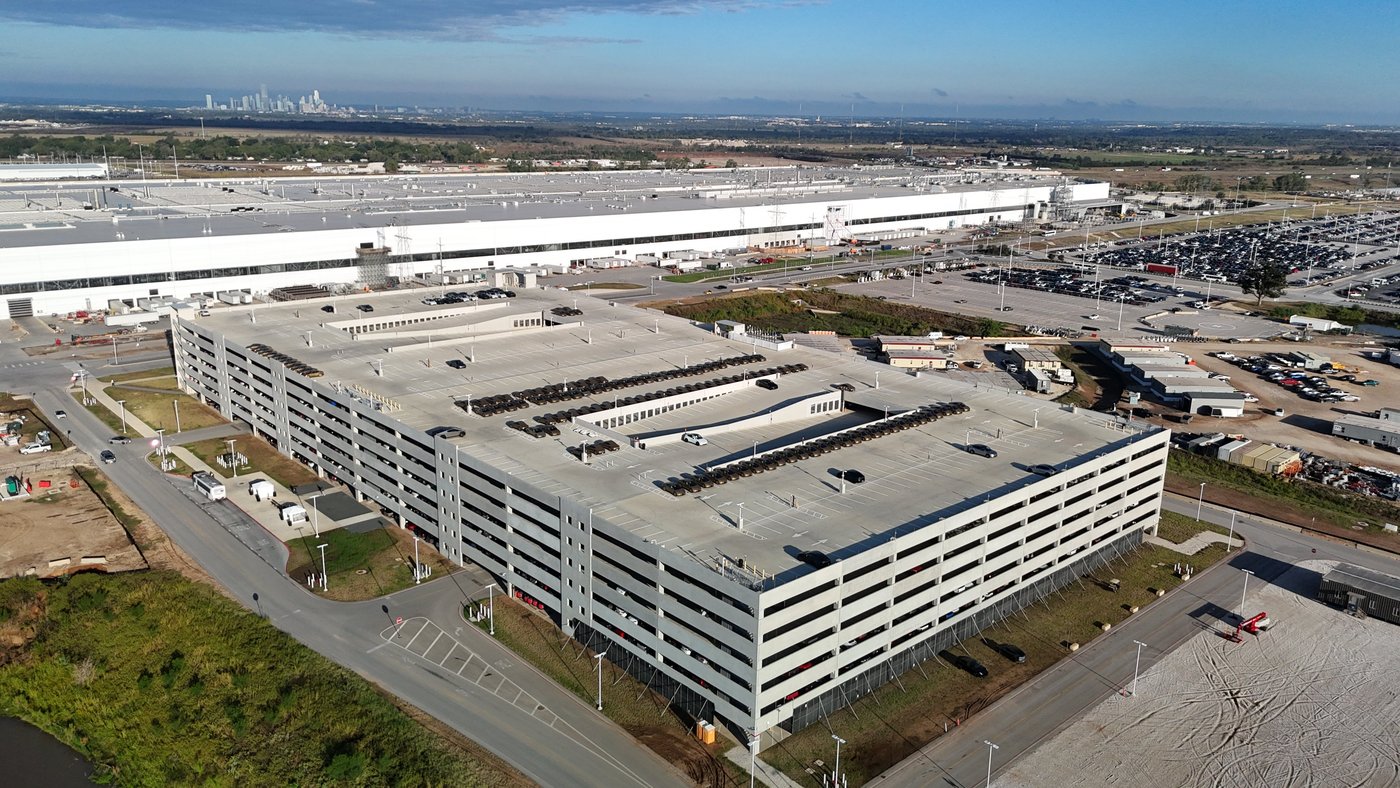 The east parking garage at Giga Texas on Monday, with the factory and outbound lot behind it. Photo via @JoeTegtmeyer / X