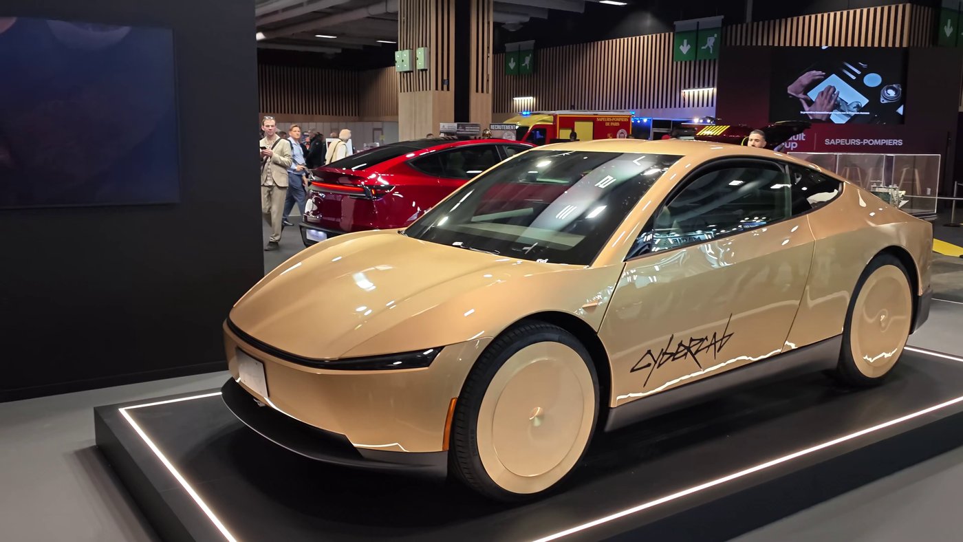 The gold Cybercab on its plinth in Hall 7.1. Photo via @DavidMoss / X